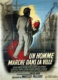 Un Homme marche dans la ville